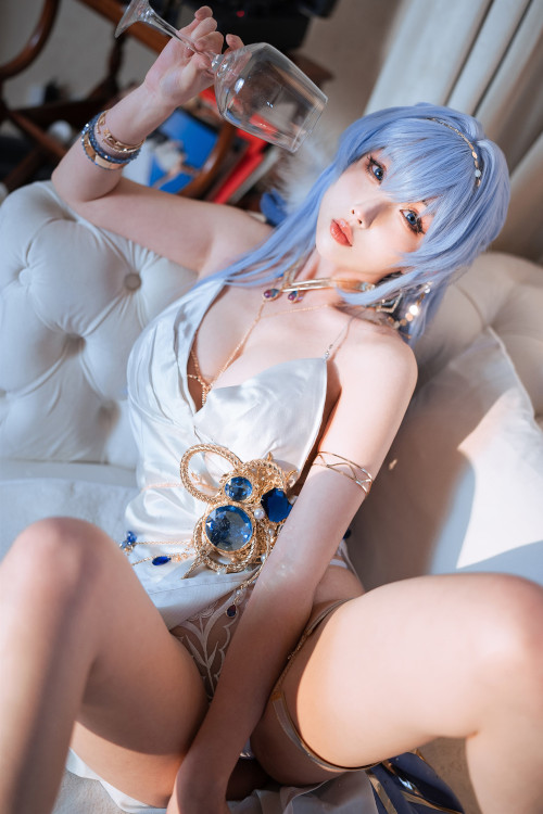Read more about the article Cosplay rioko凉凉子 海伦礼服