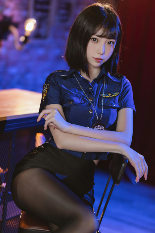 Read more about the article Cosplay 许岚 黑丝制服