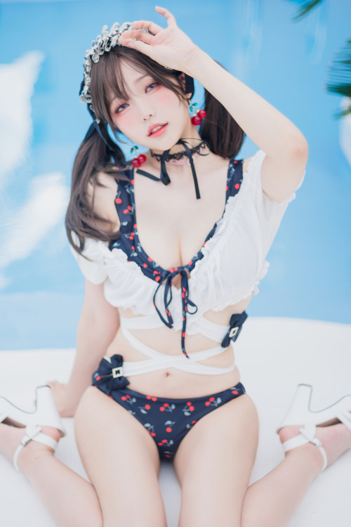 Read more about the article Cosplay ElyEE子 櫻桃地雷系少女